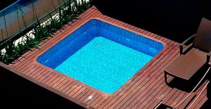 piscina en una casa