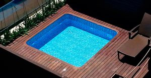 su piscina privada