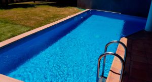 piscina privada en jardin