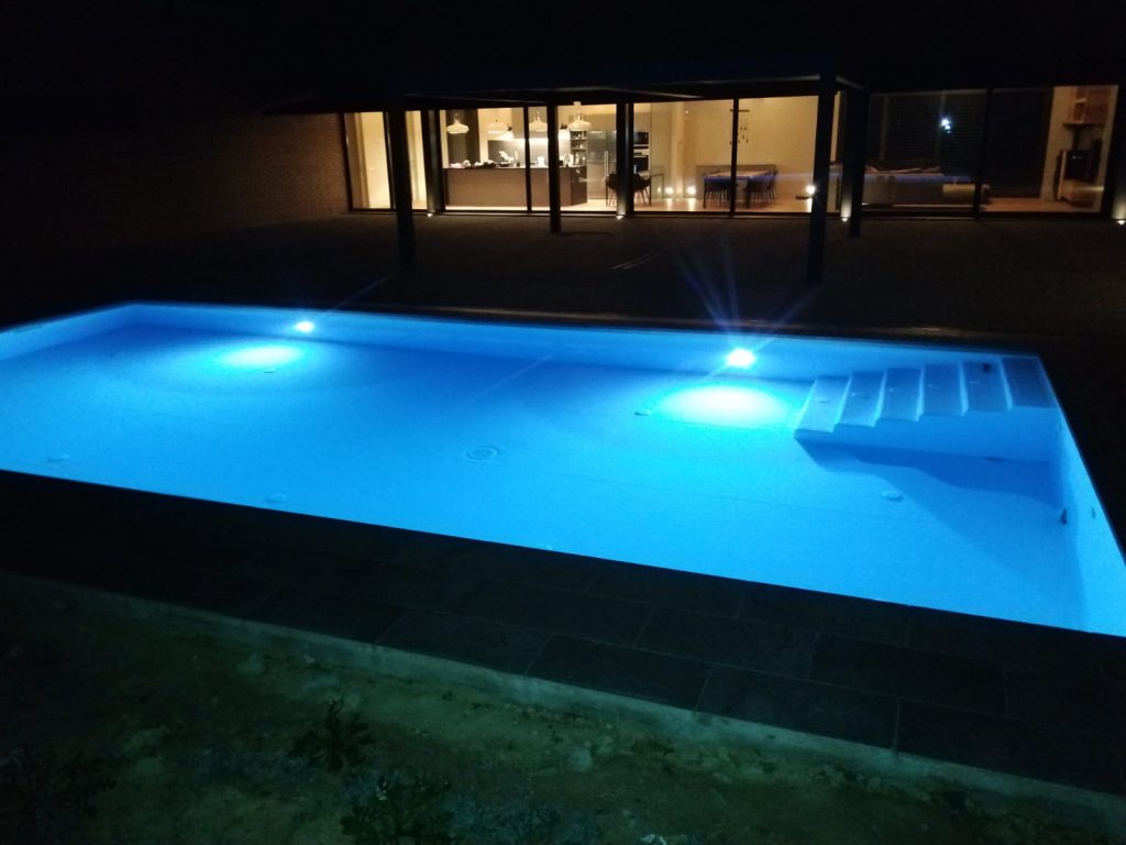 piscina lleida noche